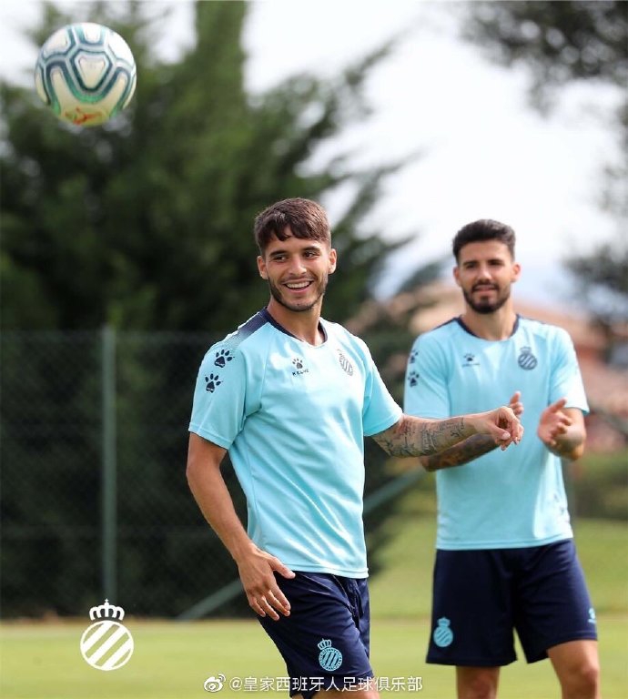 武磊备战西甲新赛季 脸上笑容灿烂