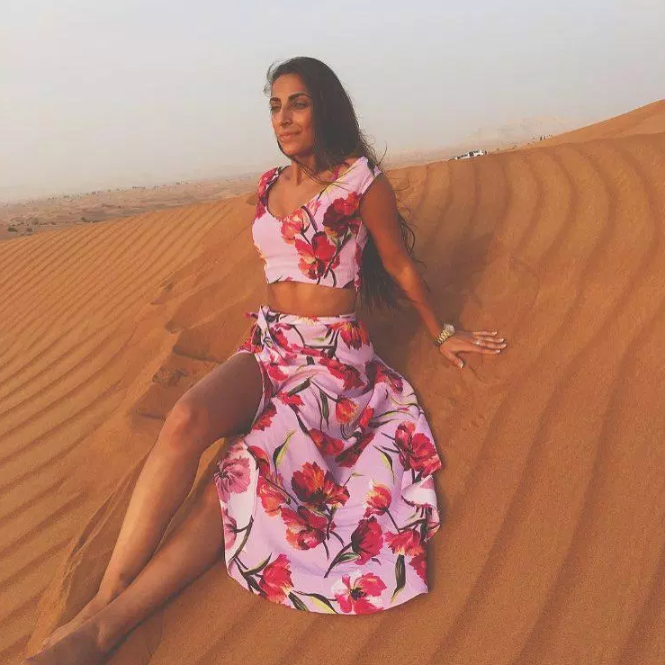 曼城大将女友纤美腰身秀一字马