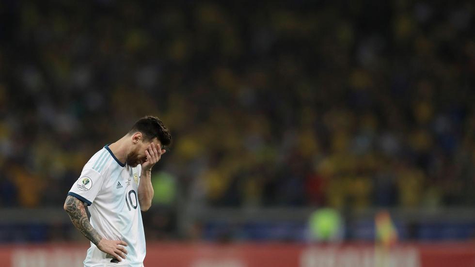 巴西球迷嘲讽梅西:决赛你只能看着