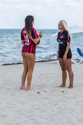 海滩巨臀姬!慢慢脱去米兰球衣