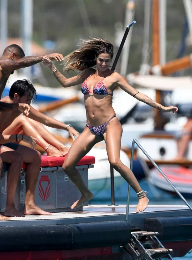 前巴萨大将欲望之夏 搂脖亲湿身美人