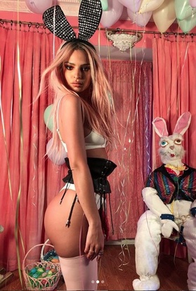 尤文死忠兔女郎高叉泳衣庆祝夺冠