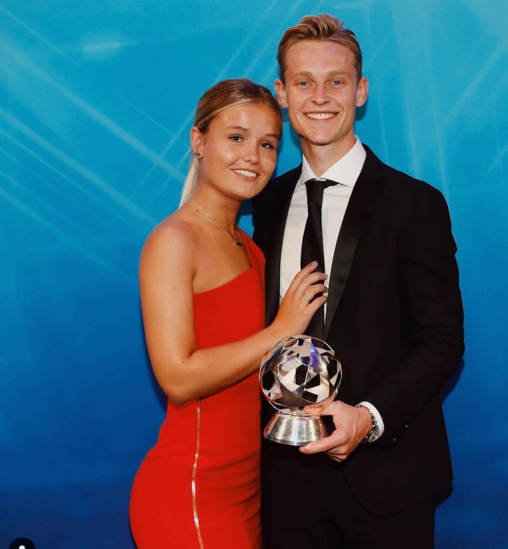 恩爱眷侣！巴萨天才身旁一直有这小花陪伴