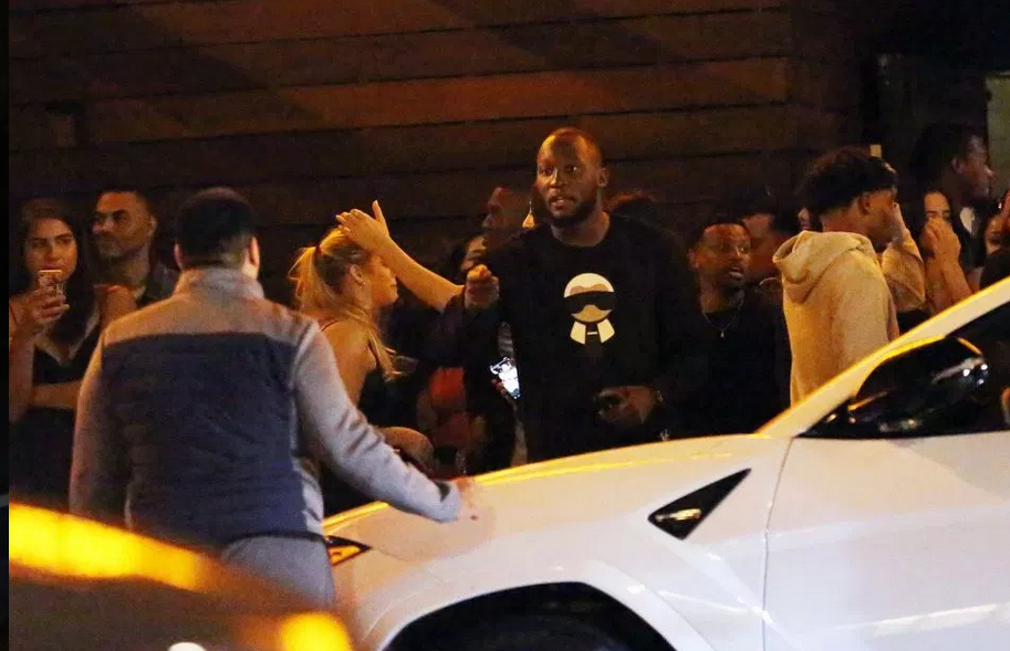 卢卡库与神秘女子开趴到深夜2点半