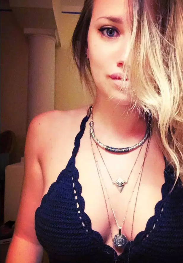 伊瓜因美艳女友 魅惑低胸衣