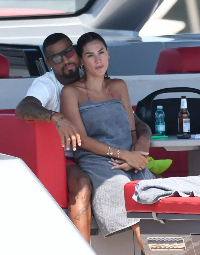 前巴萨大将欲望之夏 搂脖亲湿身美人