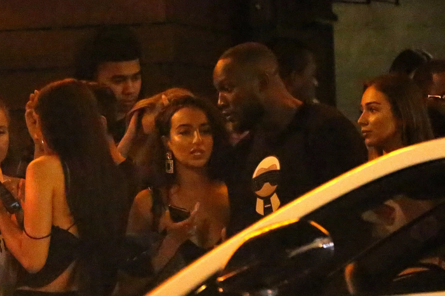 卢卡库与神秘女子开趴到深夜2点半