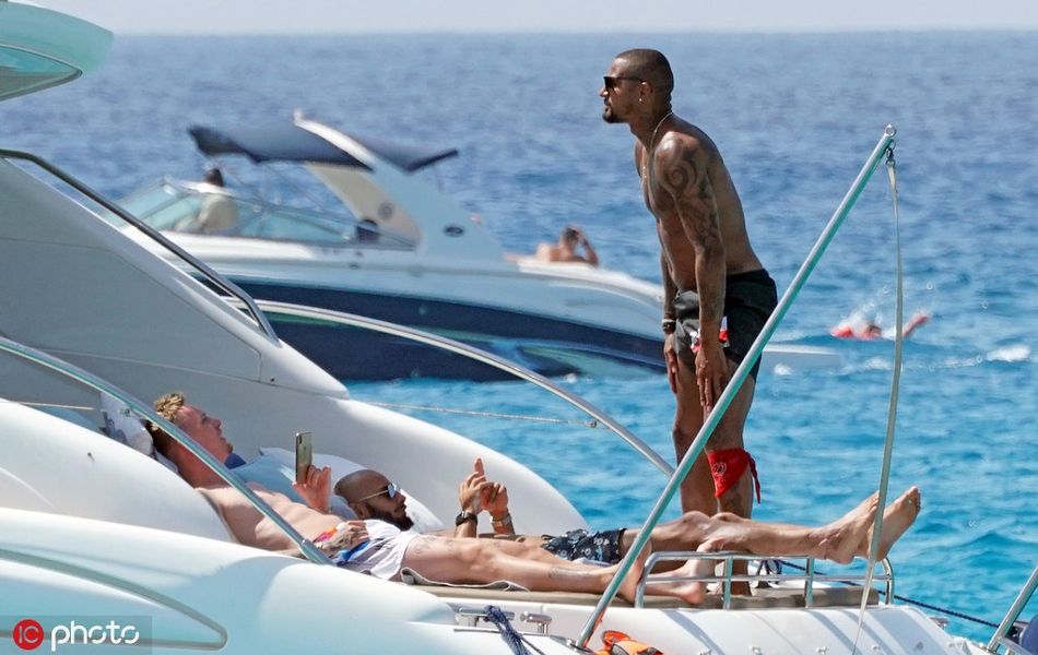 巴萨悍将度假照 美女作伴