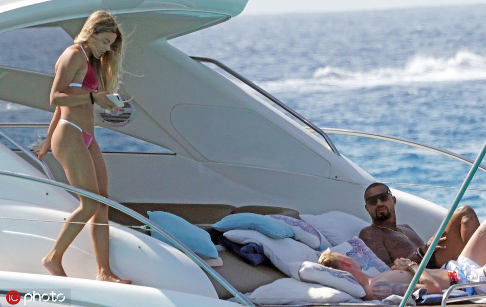 巴萨悍将度假照 美女作伴