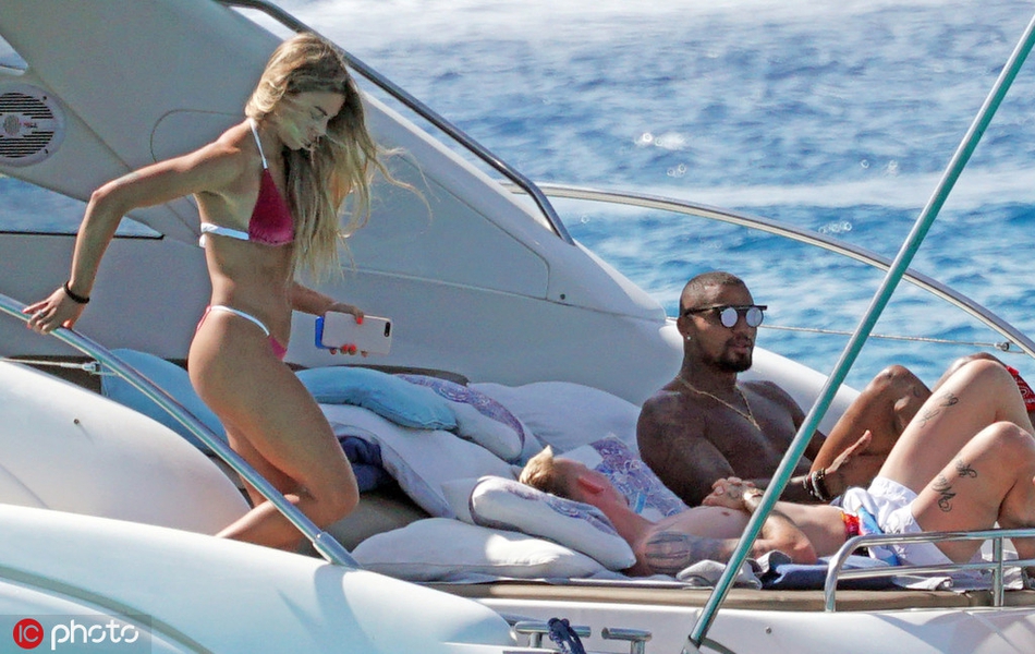 巴萨悍将度假照 美女作伴