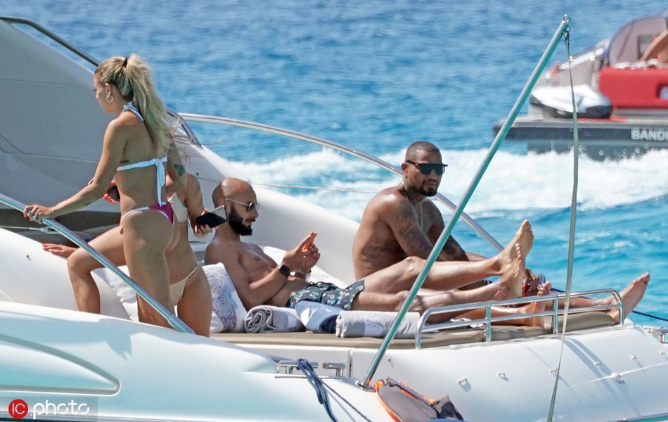 巴萨悍将度假照 美女作伴