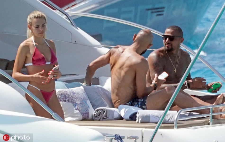 巴萨悍将度假照 美女作伴