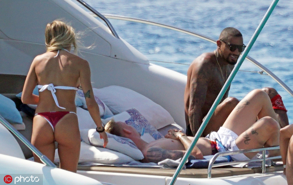 巴萨悍将度假照 美女作伴