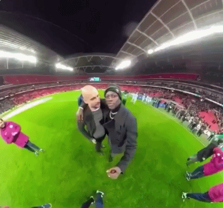 基情曼城 瓜帅这深情一吻给谁