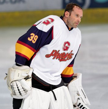 切赫冰球生涯首秀 订制头盔一半切尔西一半阿森纳