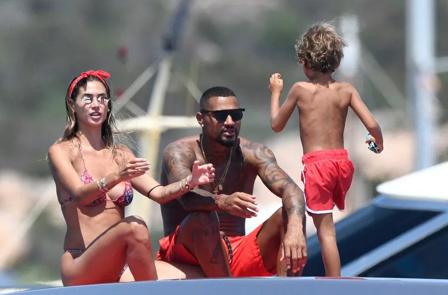 前巴萨大将欲望之夏 搂脖亲湿身美人