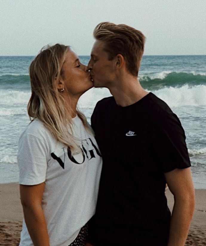 恩爱眷侣！巴萨天才身旁一直有这小花陪伴