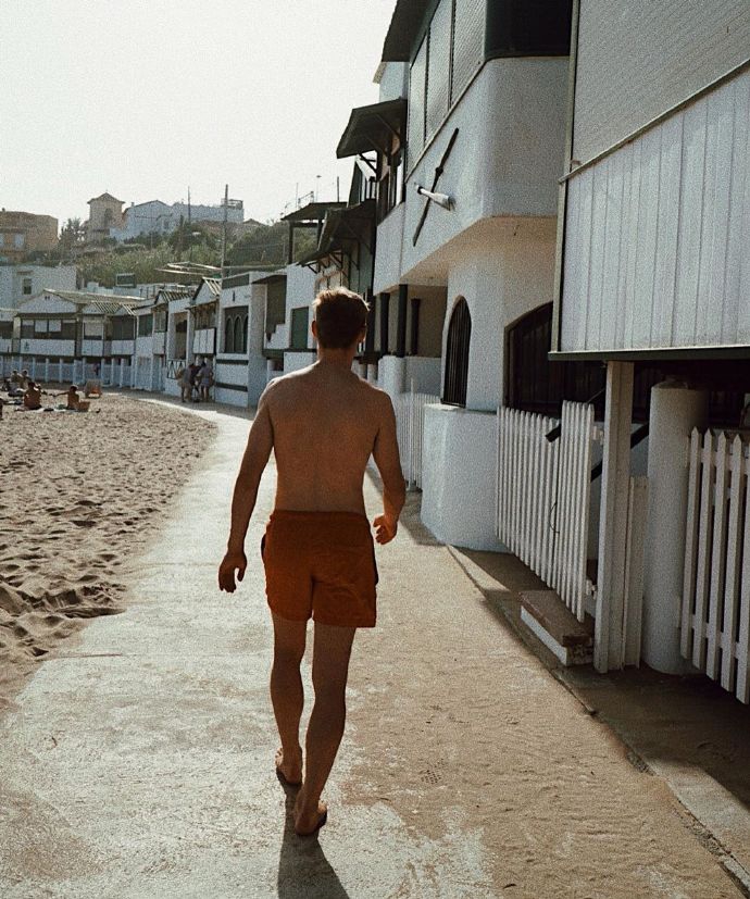 恩爱眷侣！巴萨天才身旁一直有这小花陪伴