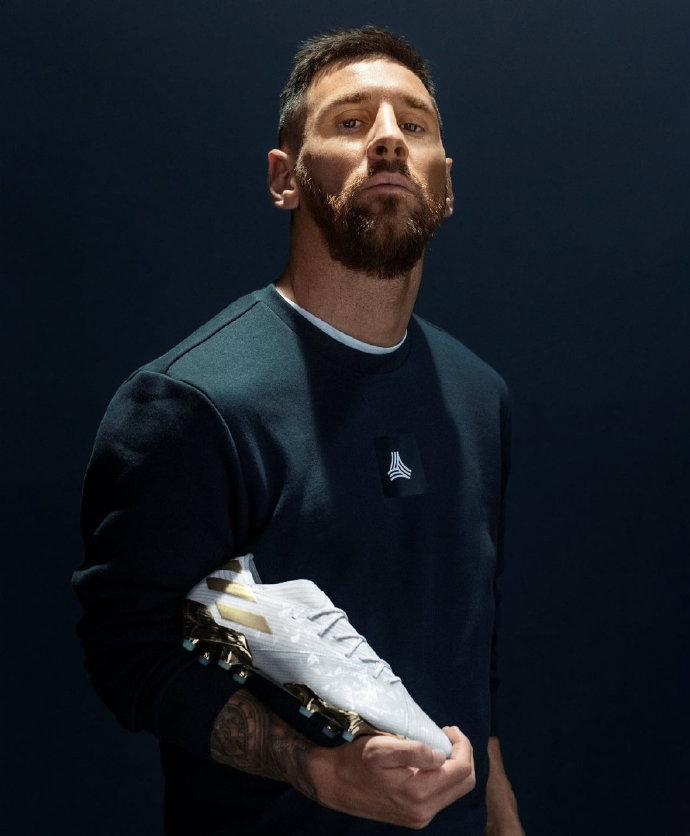 霸气白金配色！梅西巴萨首秀15周年纪念版战靴