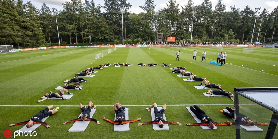 荷兰国家队集结 范戴克表情诡谲