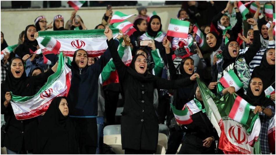 伊朗当局不允许女性进入球场