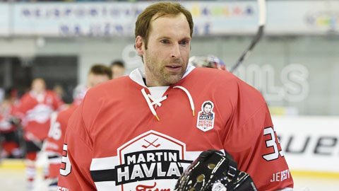 切赫退役后开启了冰球职业生涯