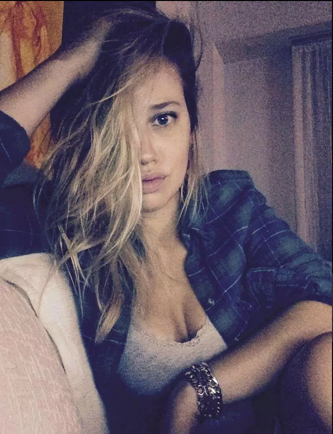 伊瓜因美艳女友 魅惑低胸衣