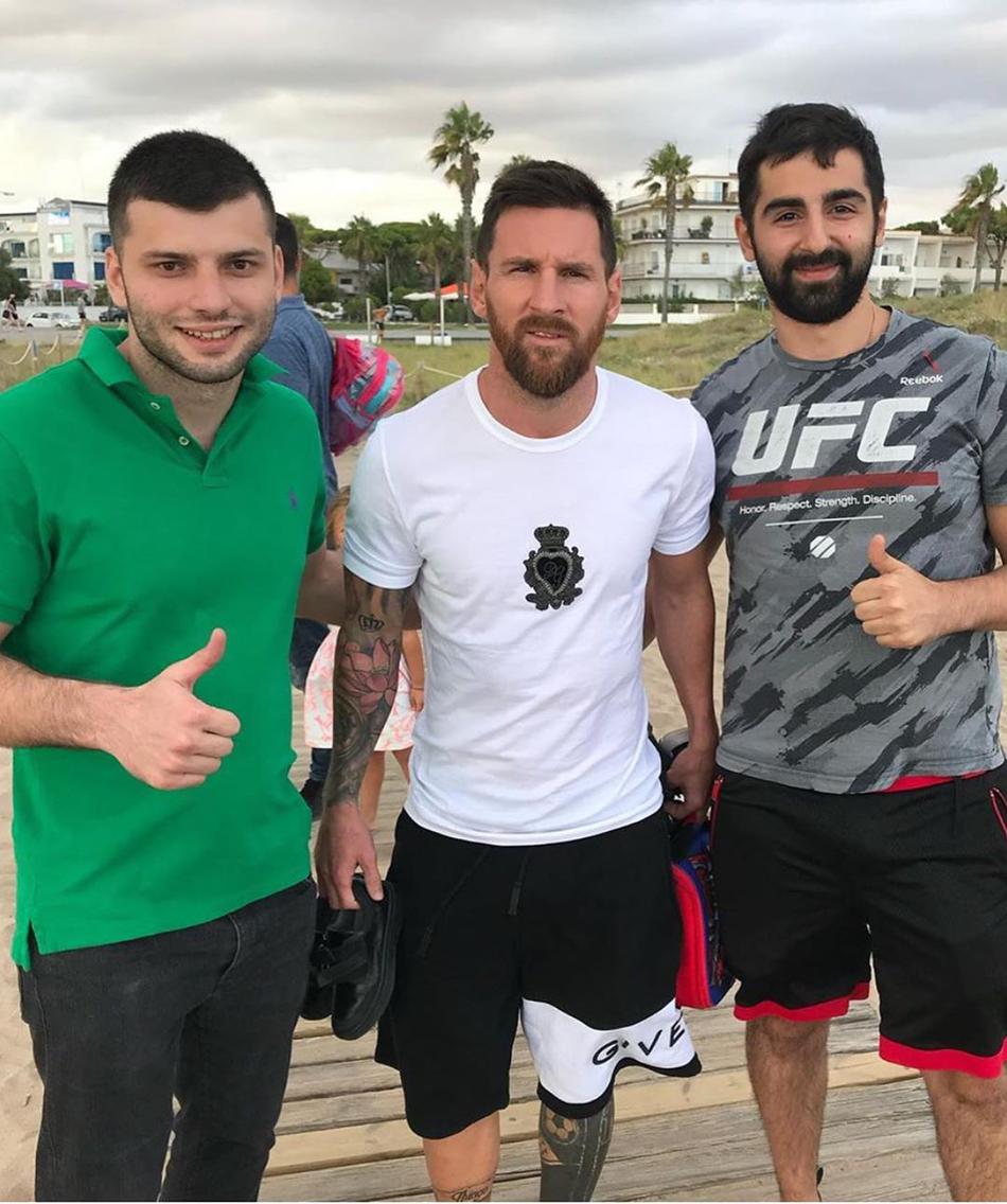 梅西休息时间与球迷合影