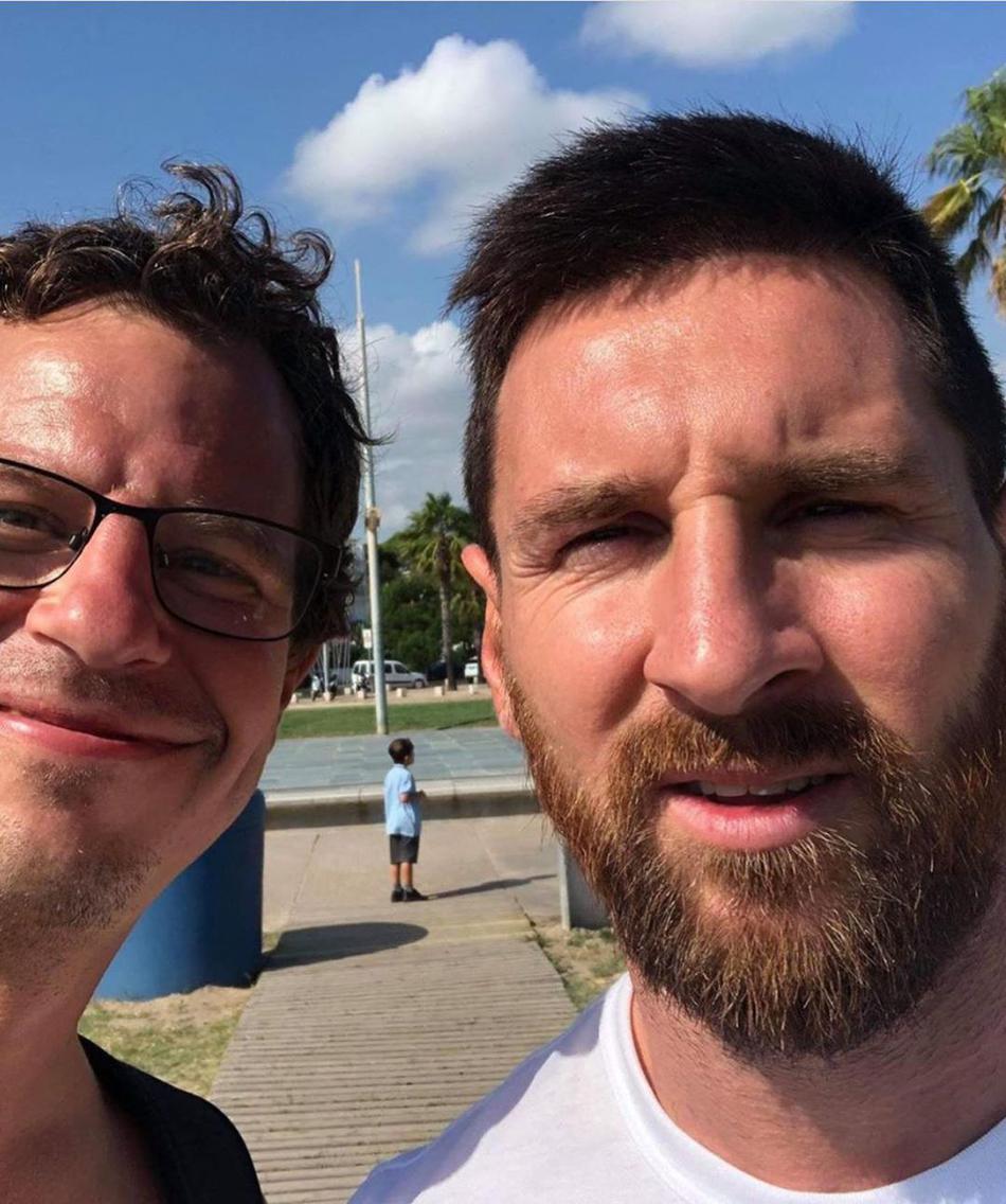 梅西休息时间与球迷合影