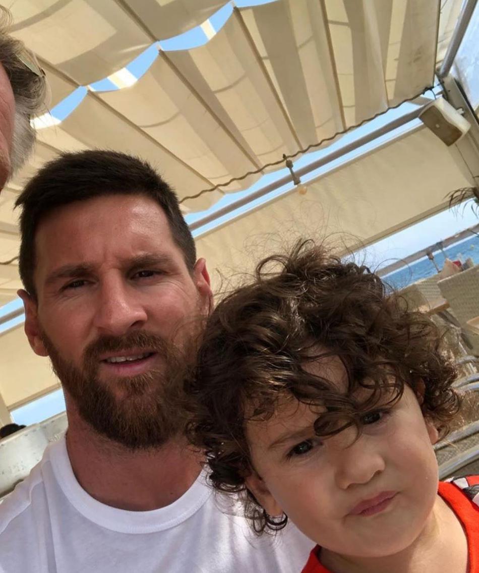 梅西休息时间与球迷合影