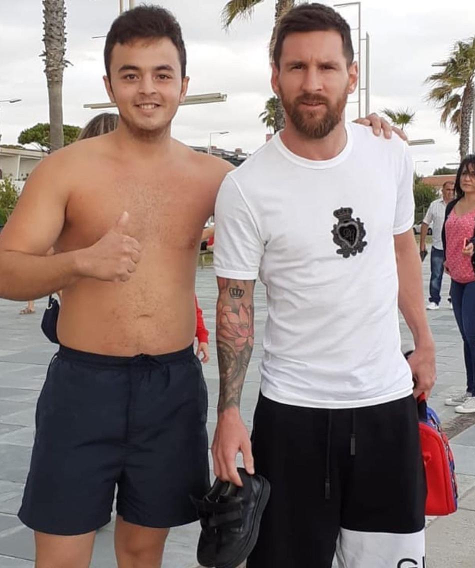 梅西休息时间与球迷合影