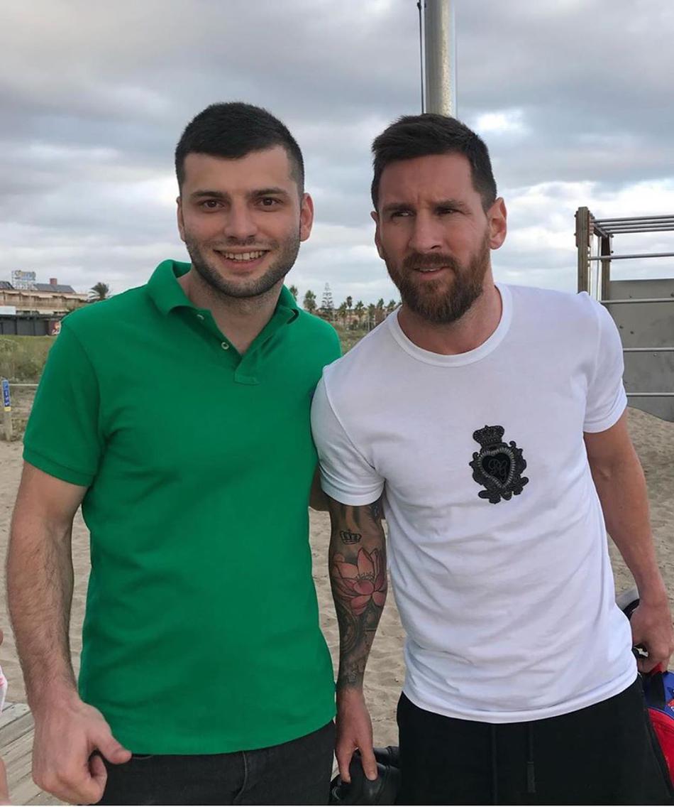 梅西休息时间与球迷合影