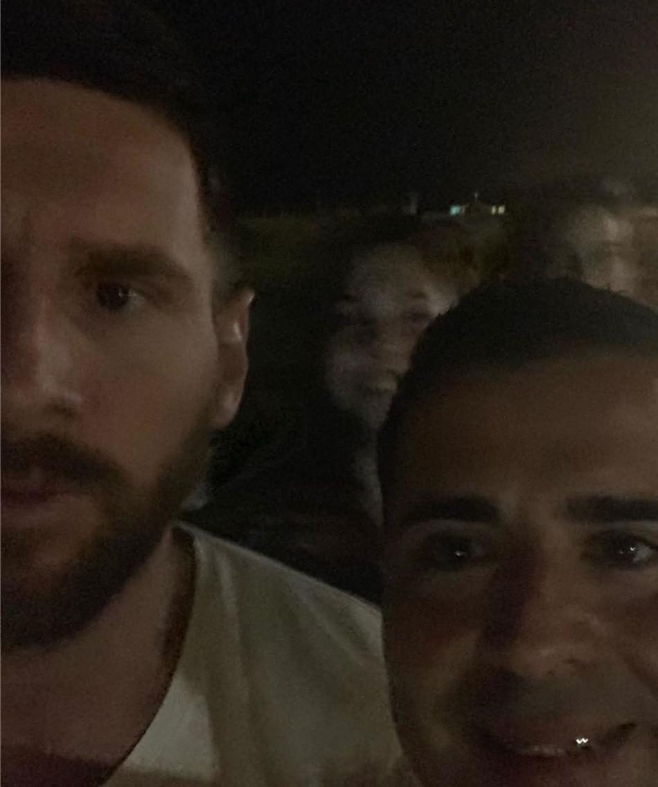 梅西休息时间与球迷合影