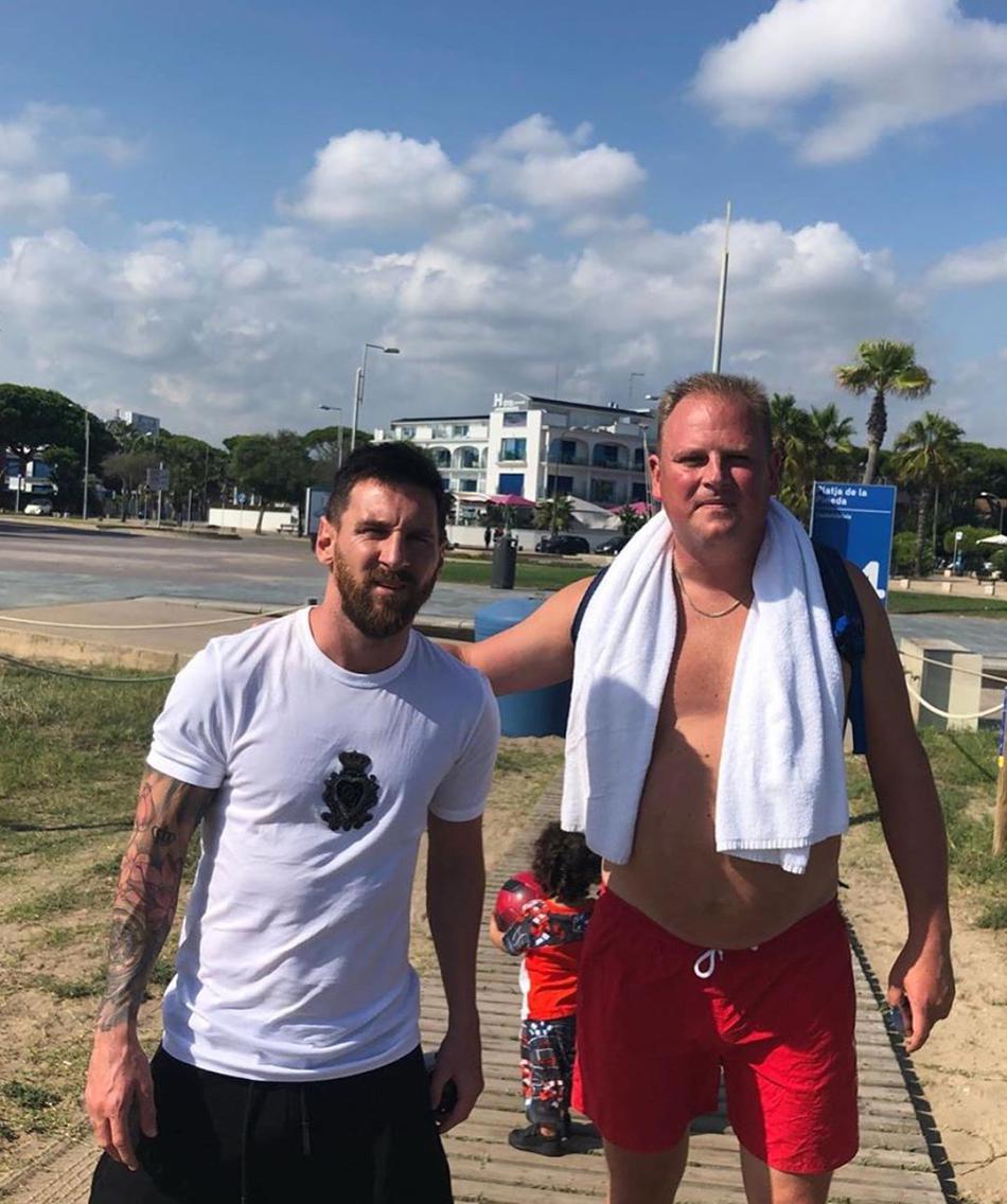 梅西休息时间与球迷合影