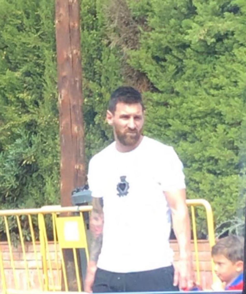 梅西休息时间与球迷合影