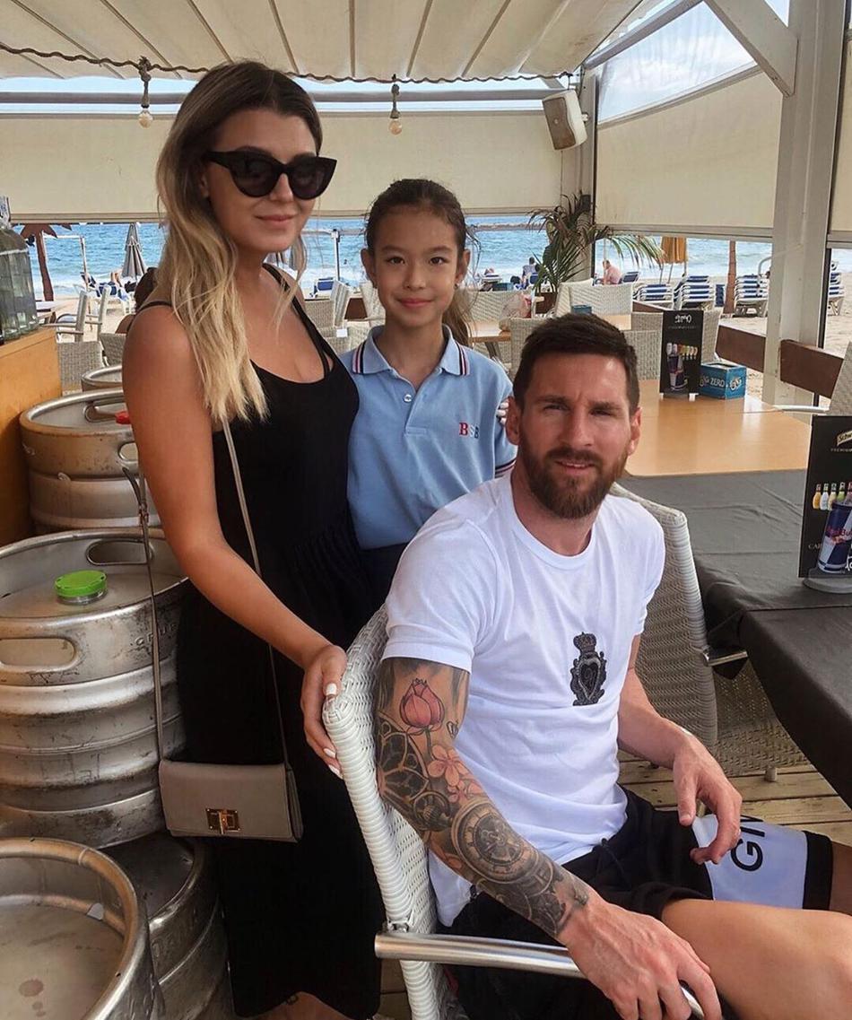 梅西休息时间与球迷合影