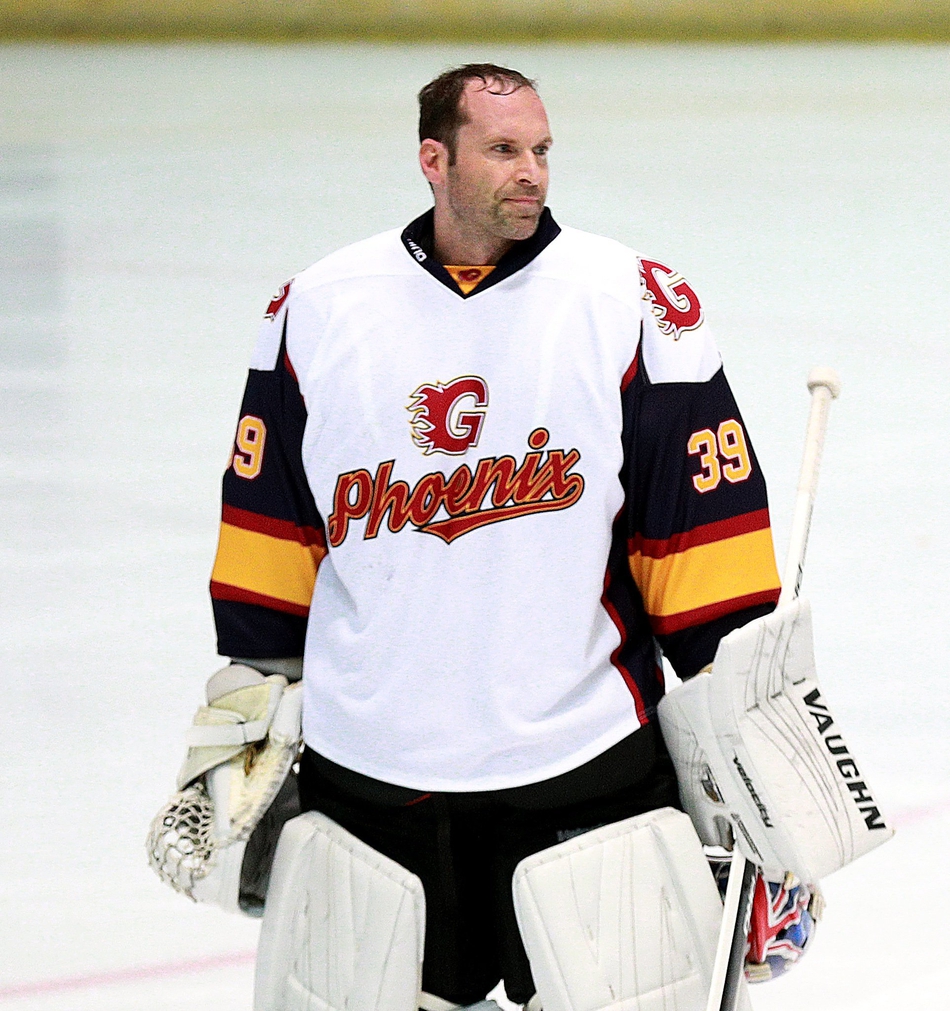 切赫冰球生涯首秀 订制头盔一半切尔西一半阿森纳