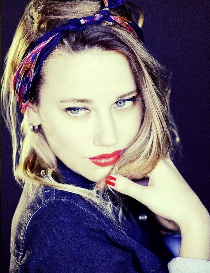 伊瓜因美艳女友 魅惑低胸衣