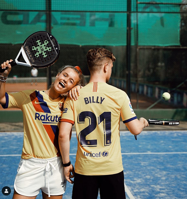 恩爱眷侣！巴萨天才身旁一直有这小花陪伴