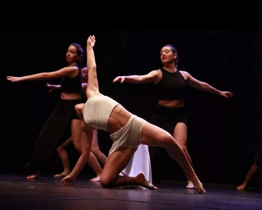 曼城大将女友纤美腰身秀一字马