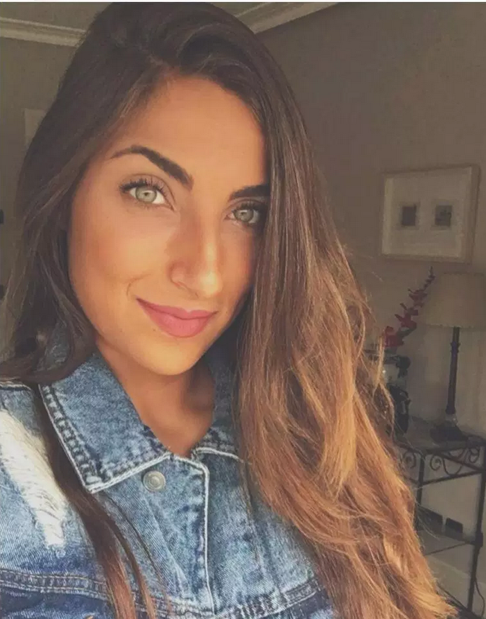 曼城大将女友纤美腰身秀一字马