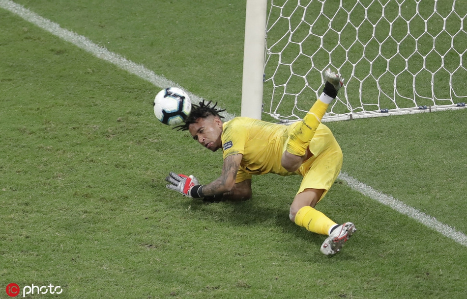 苏牙罚失点球 出局后掩面痛哭