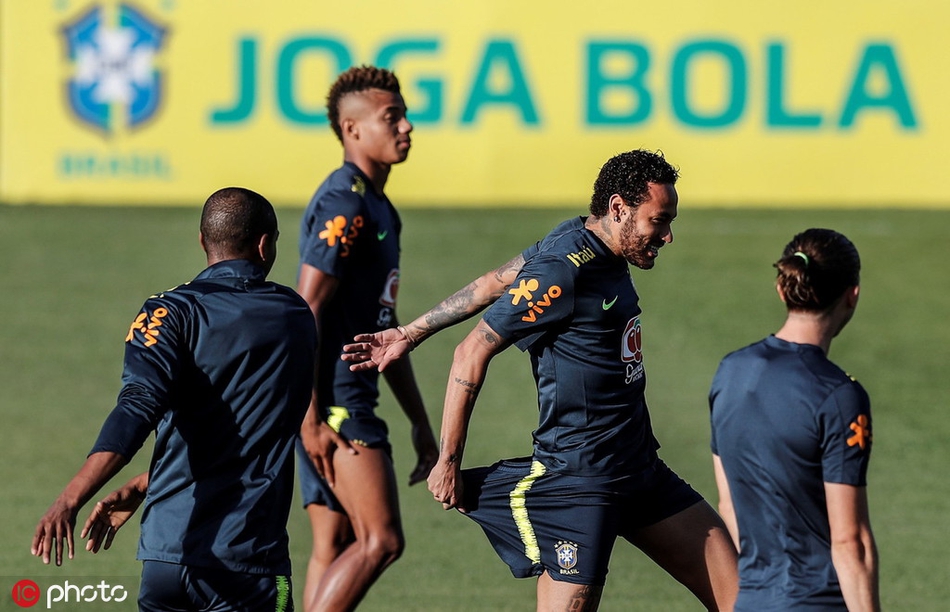 内马尔又伤了?一瘸一拐退出训练