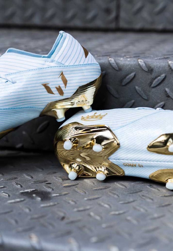 霸气白金配色！梅西巴萨首秀15周年纪念版战靴