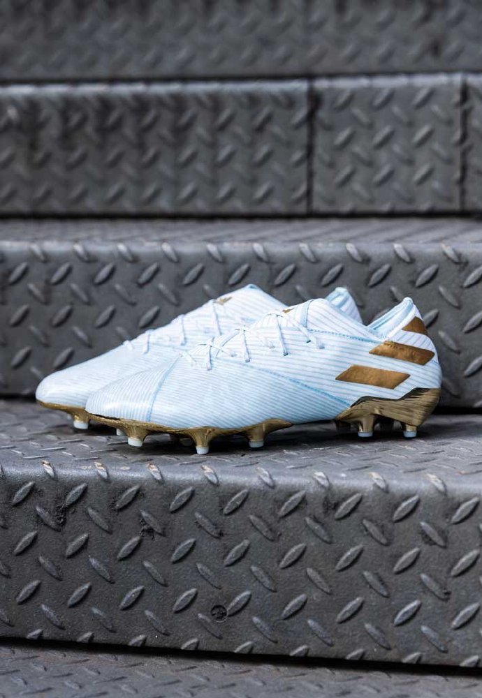 霸气白金配色！梅西巴萨首秀15周年纪念版战靴
