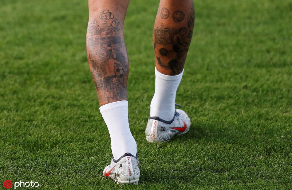 内马尔又伤了?一瘸一拐退出训练