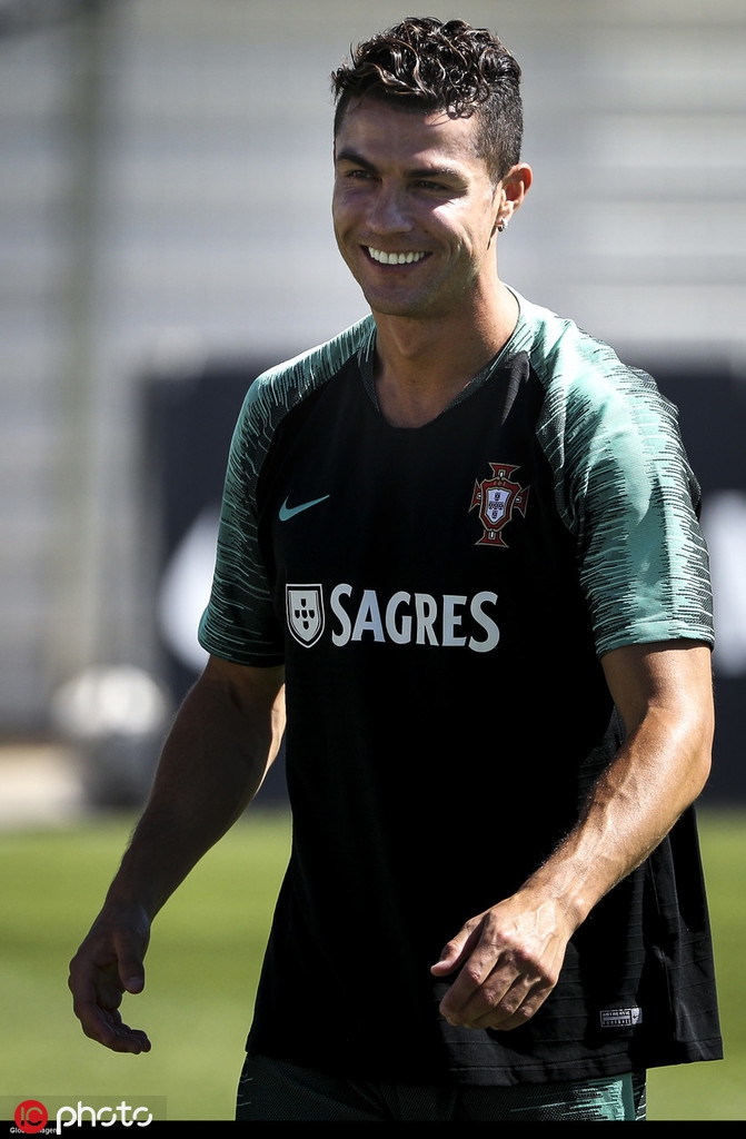 C罗练high了！这摆的啥奇怪造型