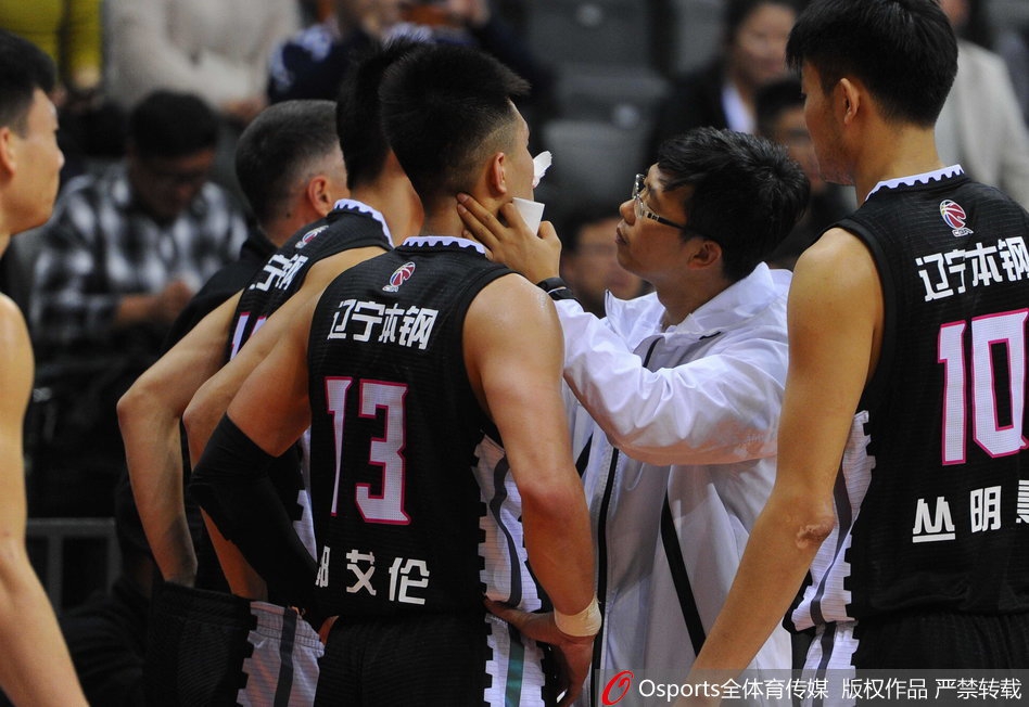 季前赛郭艾伦与四川队左朕年冲突