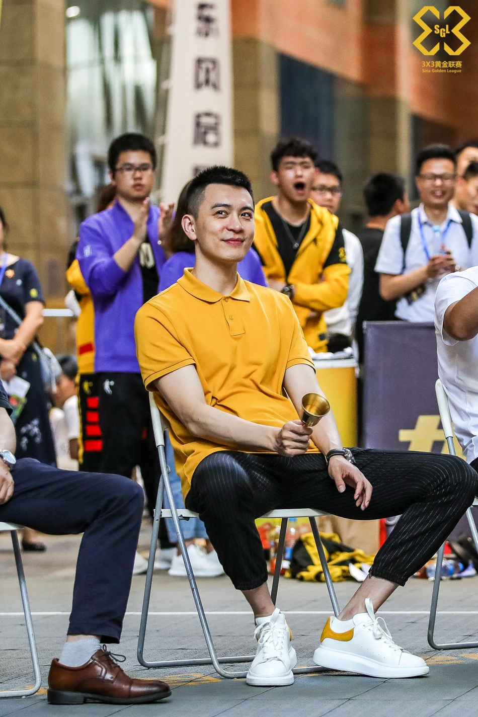 杨鸣现身黄金联赛武汉站现场互动