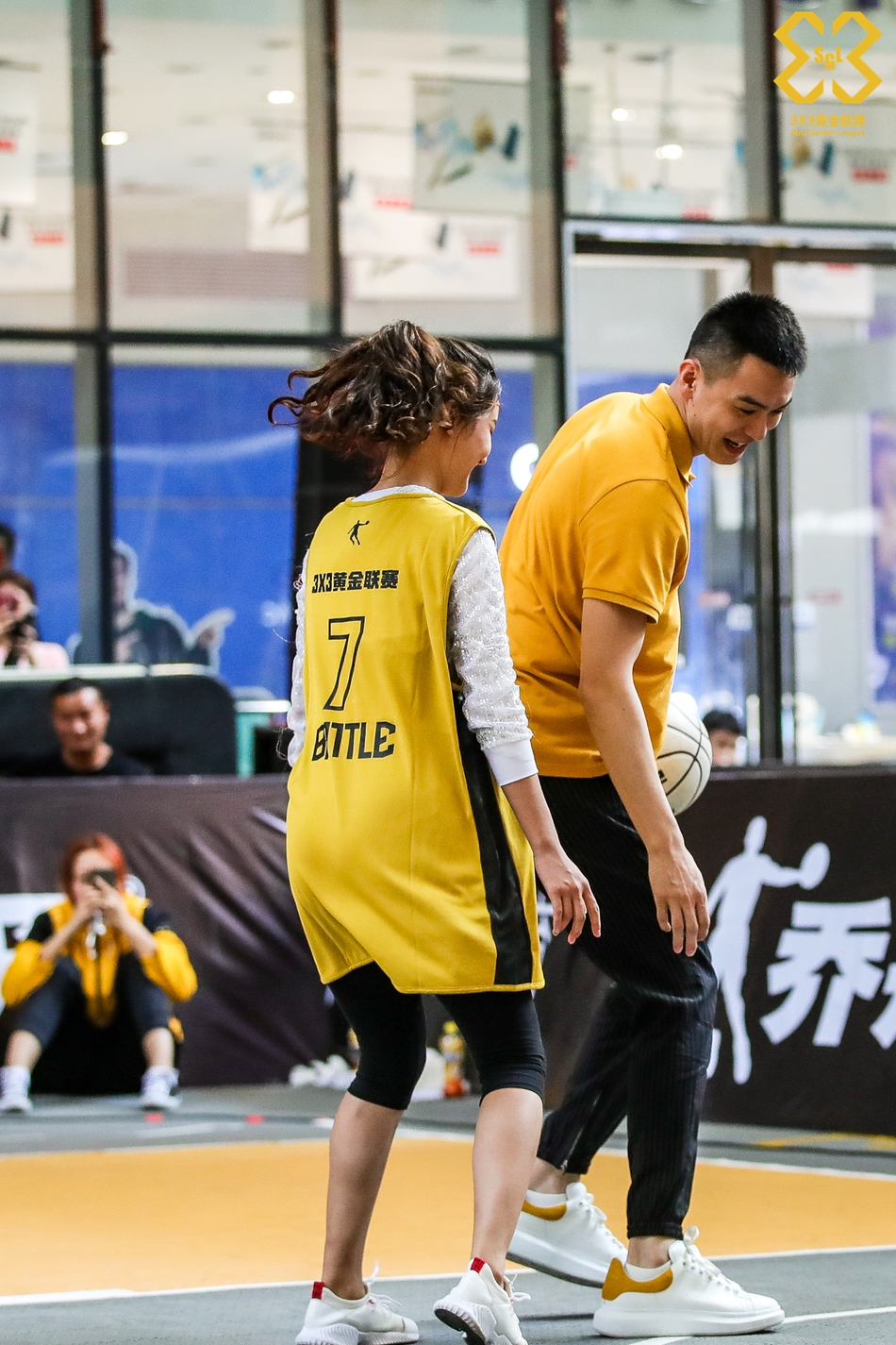 杨鸣现身黄金联赛武汉站现场互动